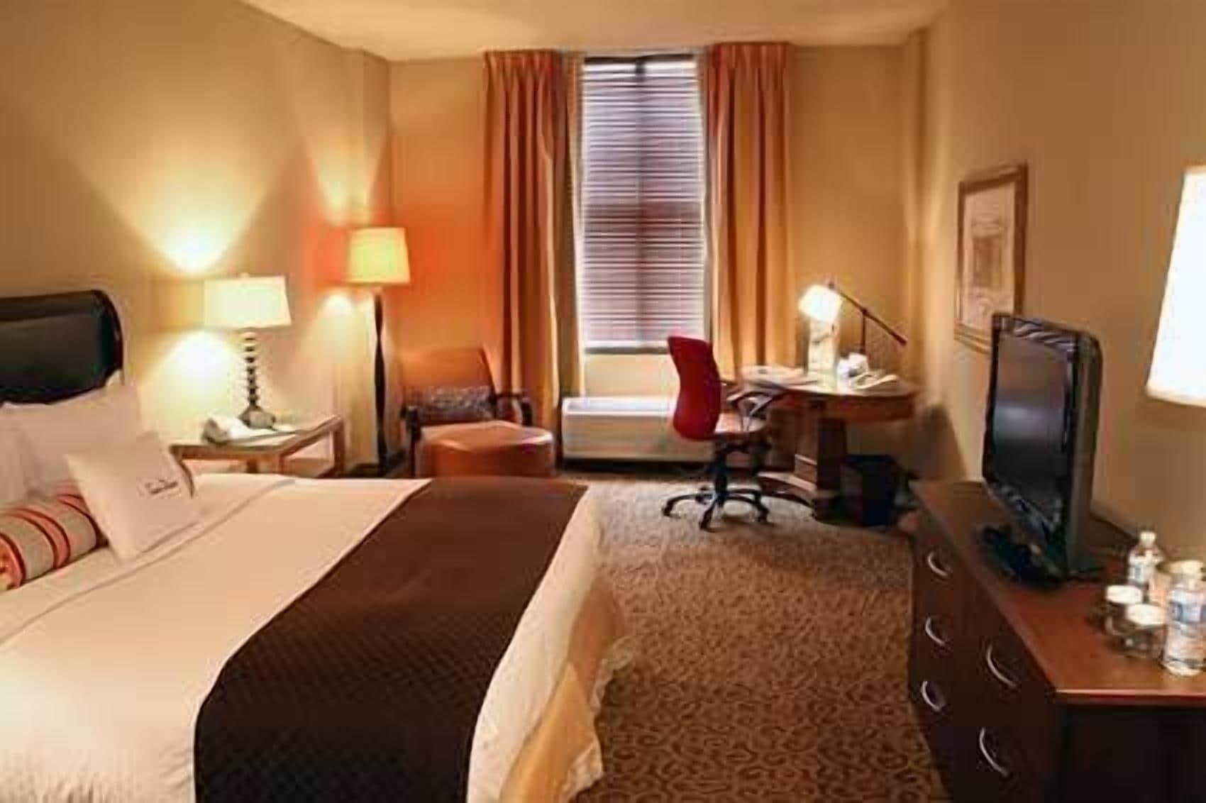 Отель Doubletree By Hilton Memphis Downtown Экстерьер фото