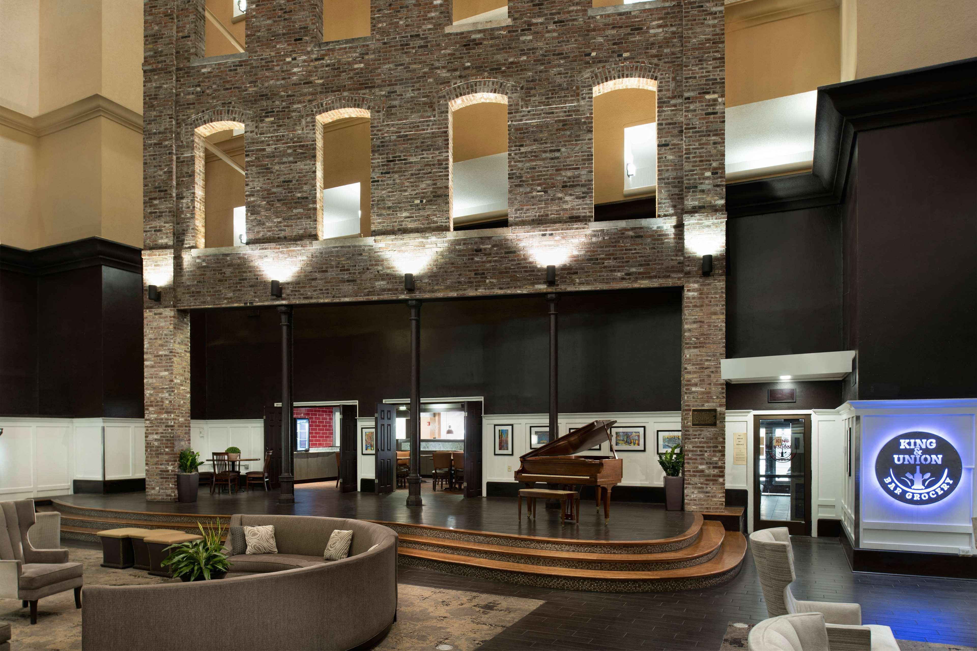 Отель Doubletree By Hilton Memphis Downtown Экстерьер фото