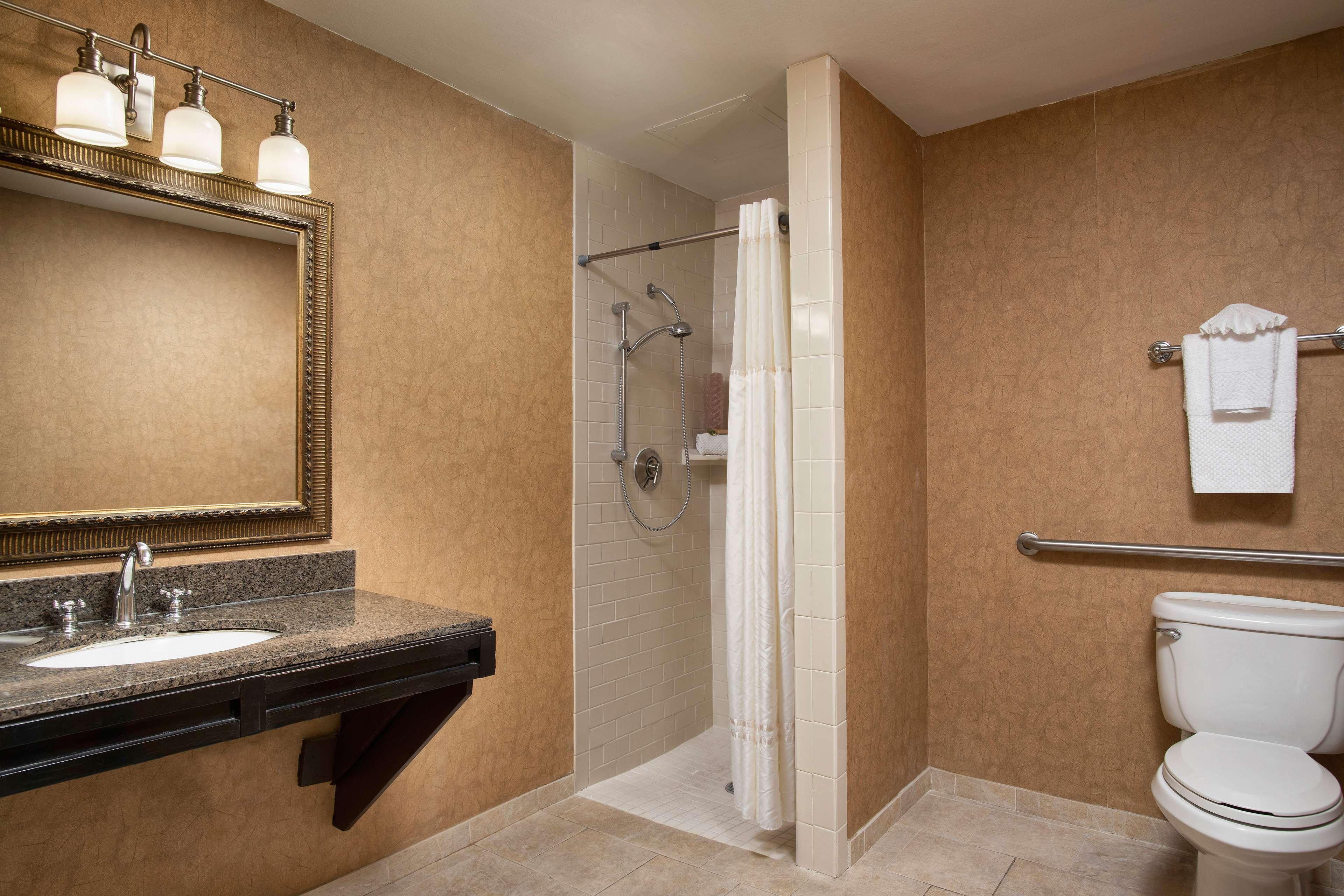 Отель Doubletree By Hilton Memphis Downtown Экстерьер фото