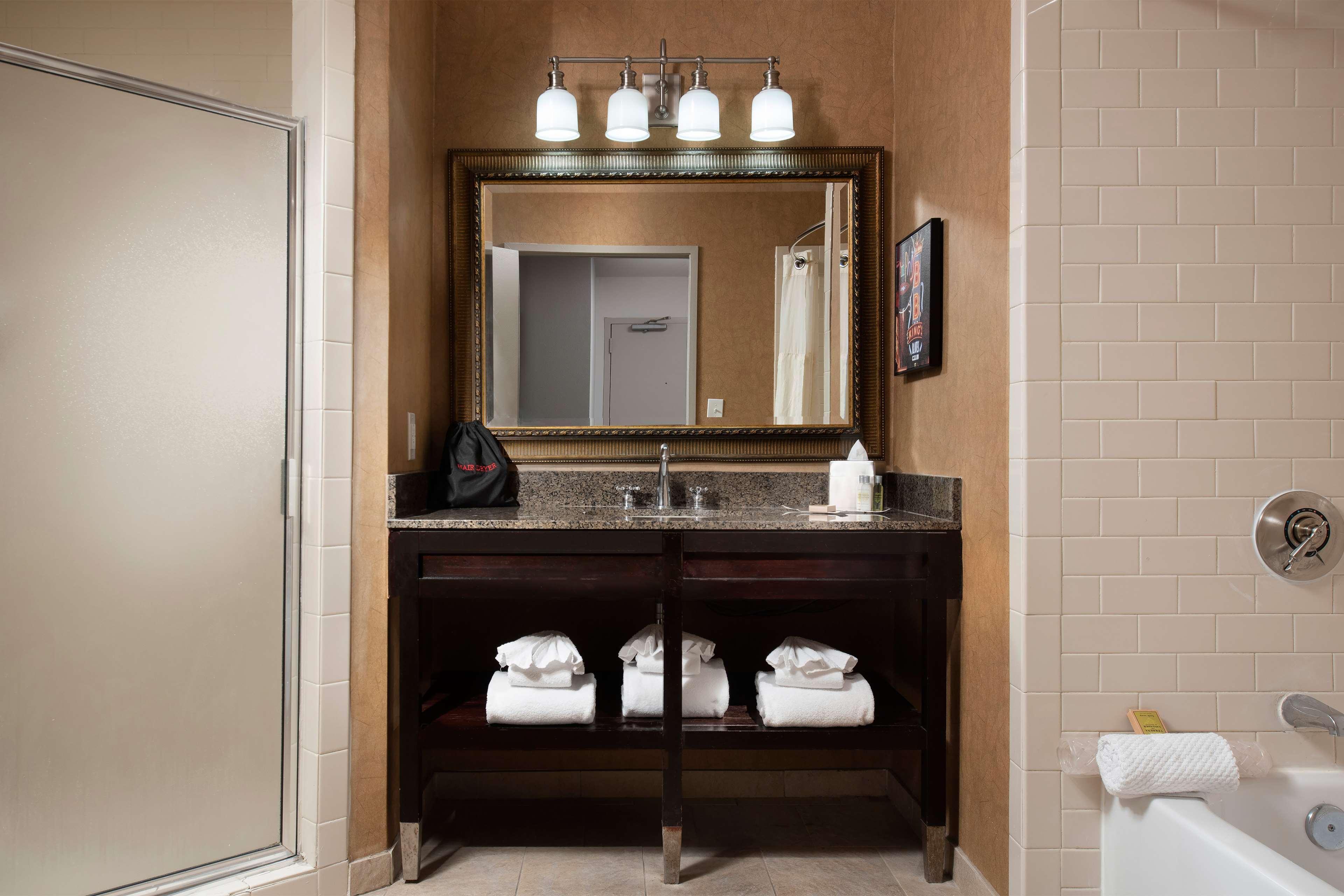 Отель Doubletree By Hilton Memphis Downtown Экстерьер фото