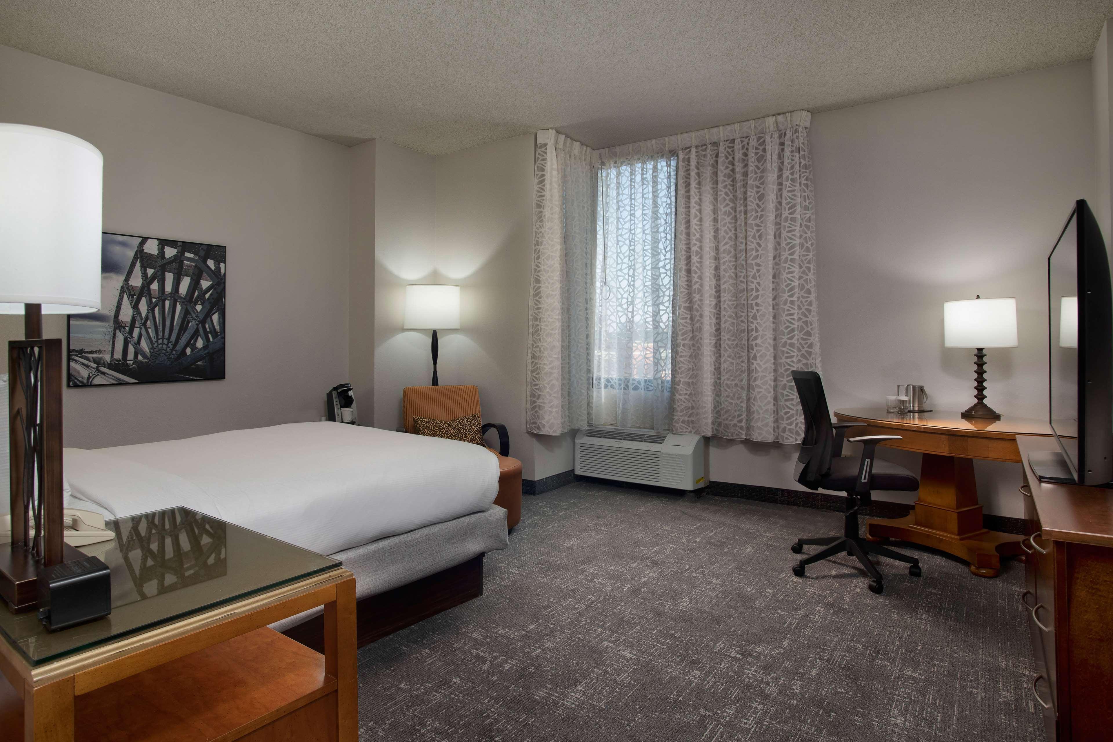 Отель Doubletree By Hilton Memphis Downtown Экстерьер фото