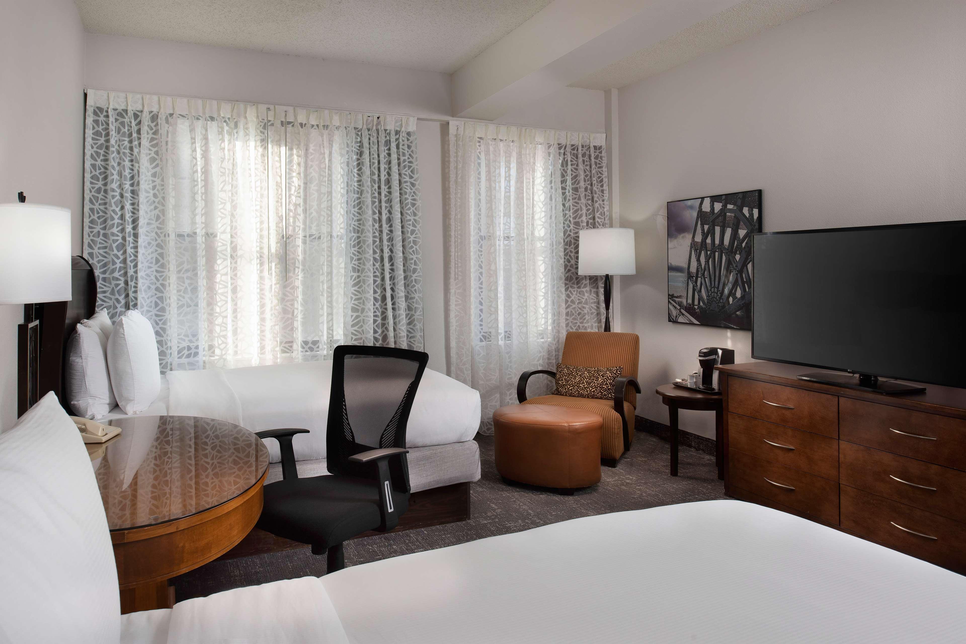 Отель Doubletree By Hilton Memphis Downtown Экстерьер фото