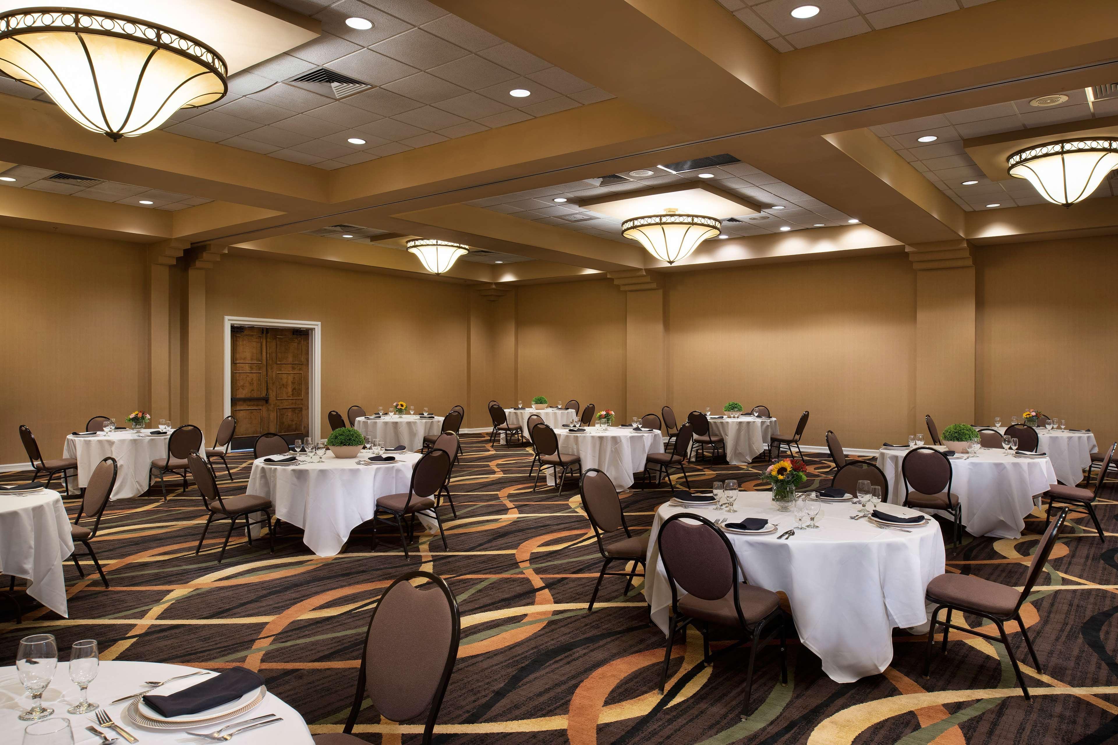 Отель Doubletree By Hilton Memphis Downtown Экстерьер фото