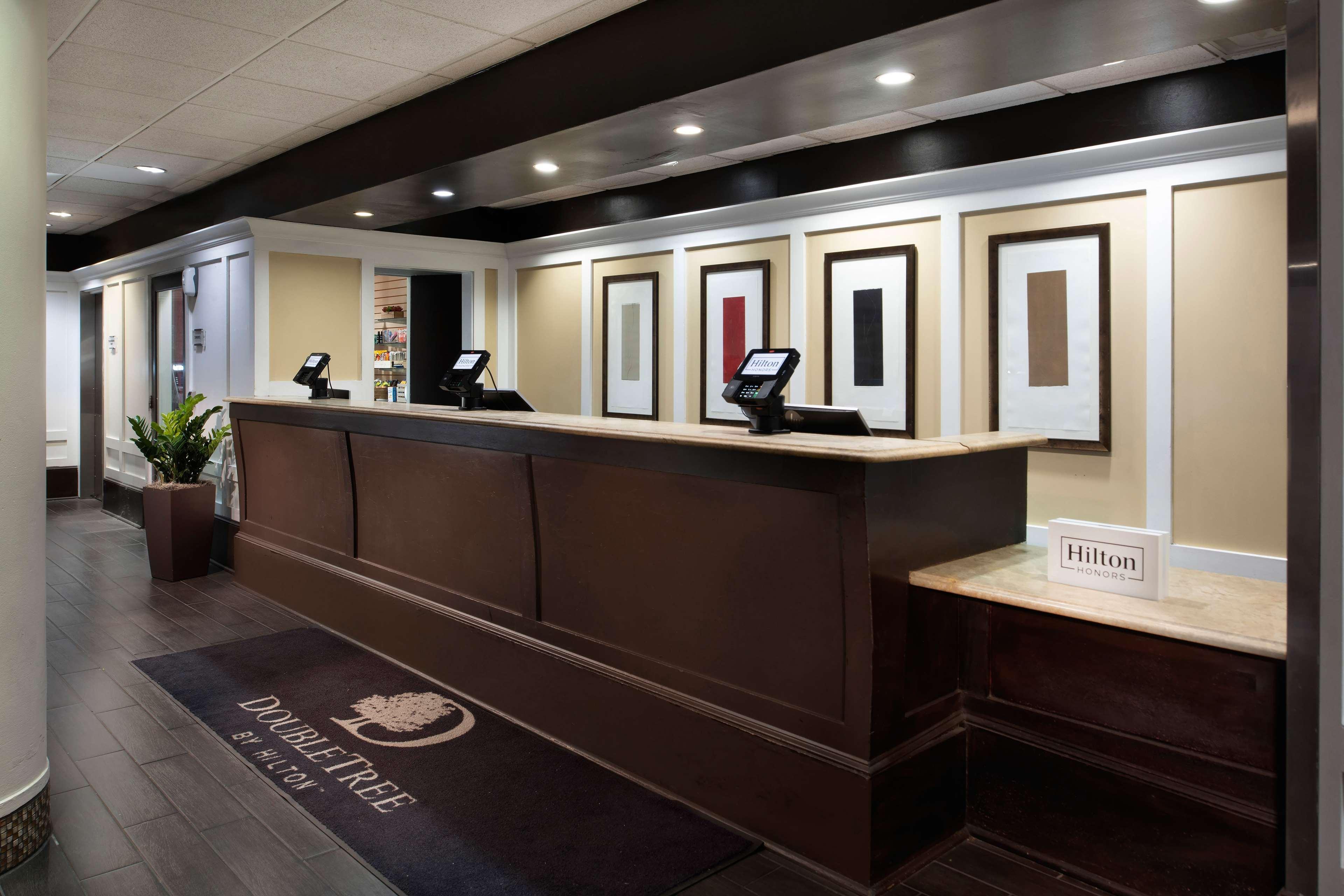 Отель Doubletree By Hilton Memphis Downtown Экстерьер фото