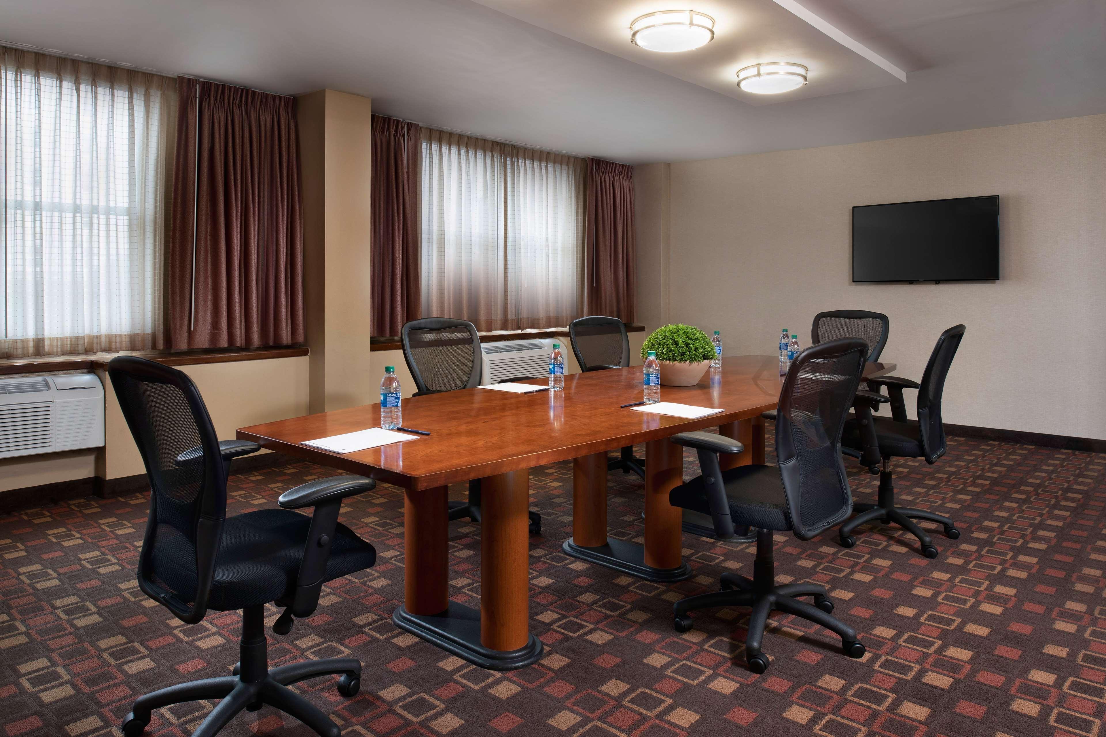 Отель Doubletree By Hilton Memphis Downtown Экстерьер фото