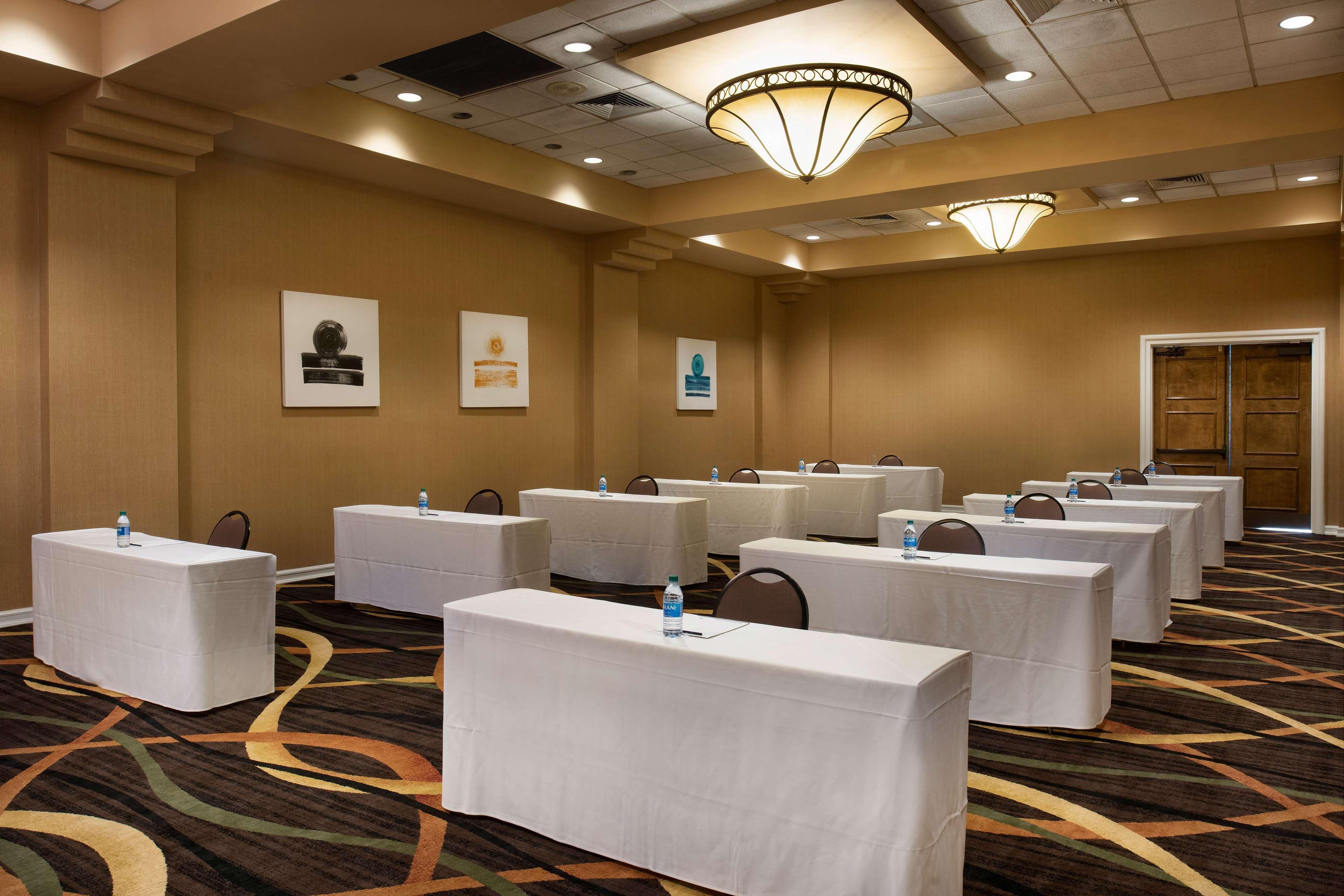 Отель Doubletree By Hilton Memphis Downtown Экстерьер фото