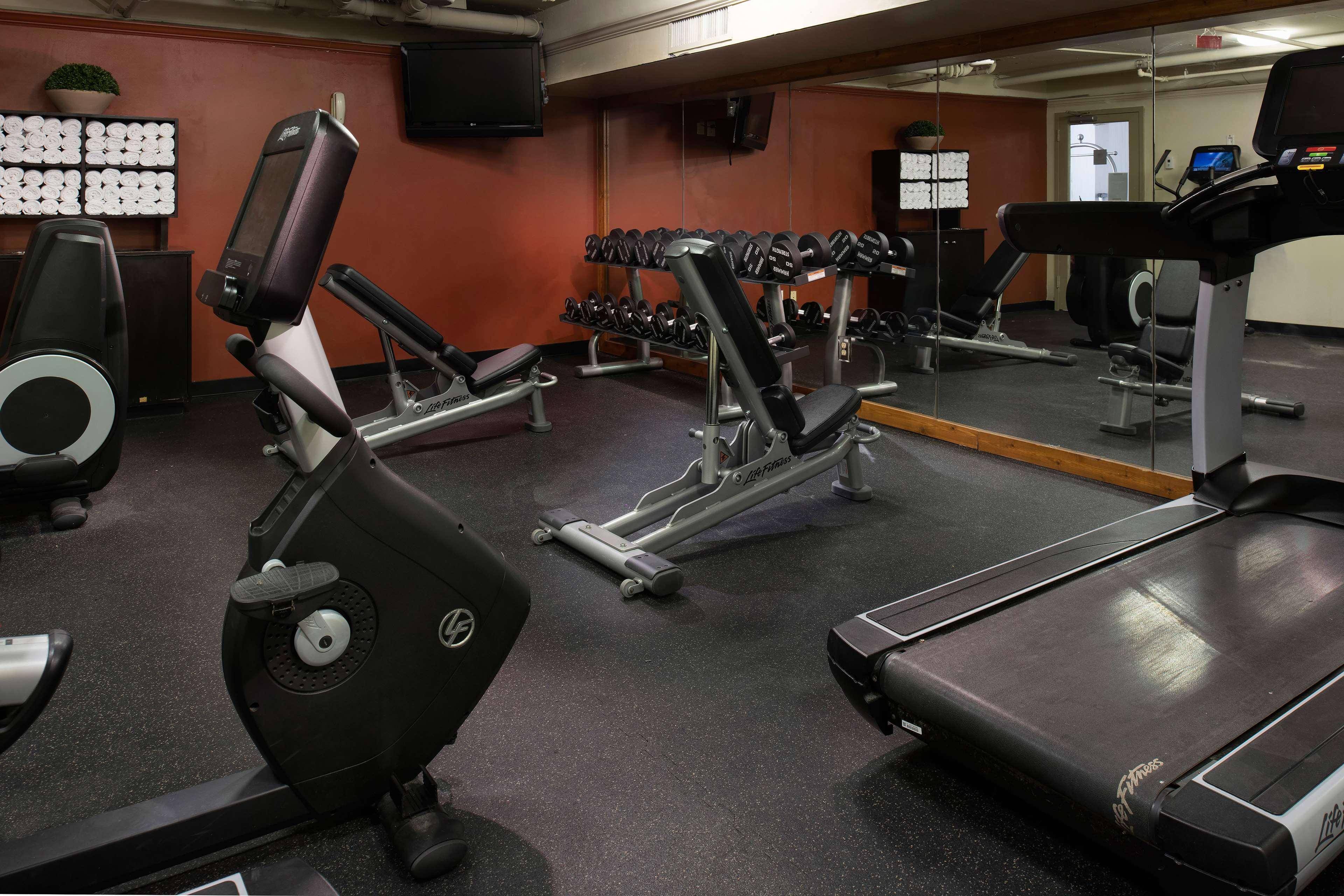 Отель Doubletree By Hilton Memphis Downtown Экстерьер фото