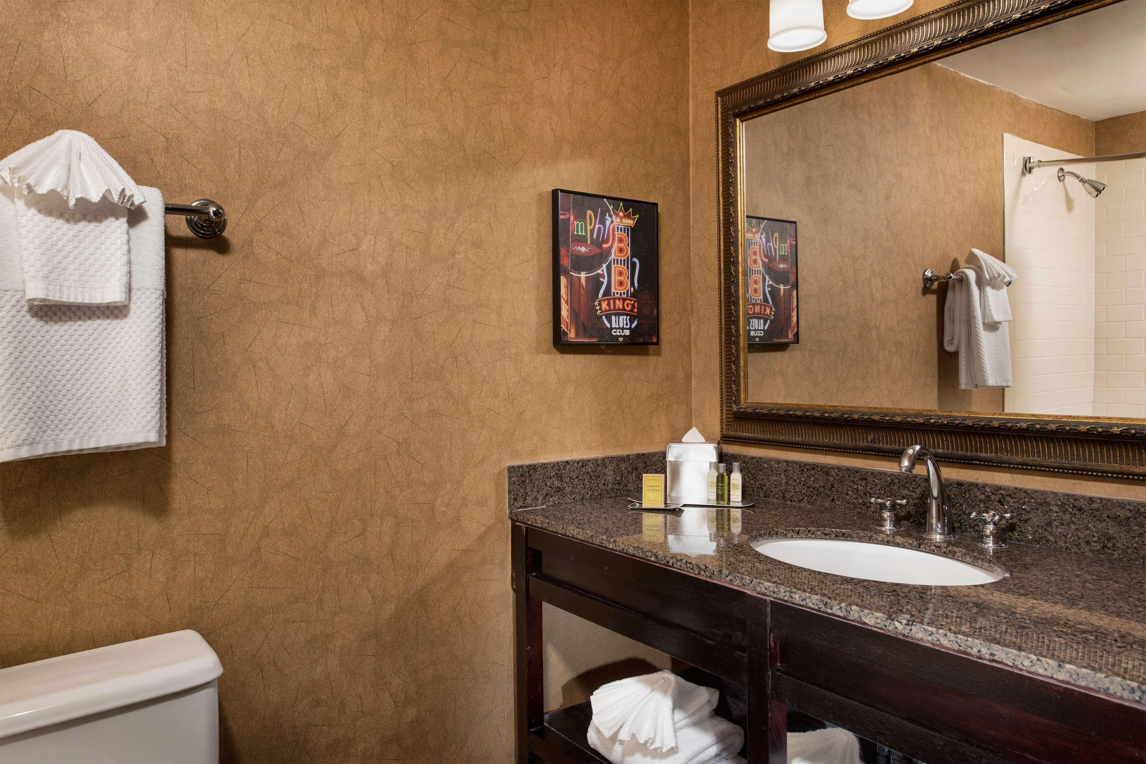 Отель Doubletree By Hilton Memphis Downtown Экстерьер фото