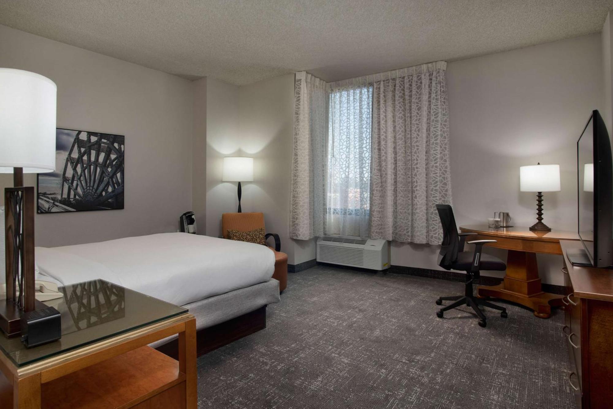 Отель Doubletree By Hilton Memphis Downtown Экстерьер фото
