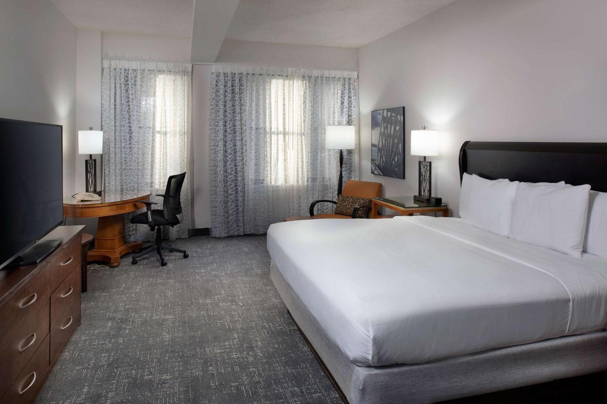 Отель Doubletree By Hilton Memphis Downtown Экстерьер фото